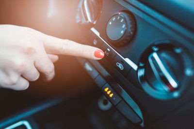 Mitos Dan Fakta Tentang Menyalakan AC Saat Parkir