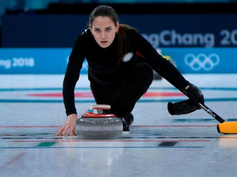 Olahraga Gelincir Batu Atau Curling Yang Sedang Ramai