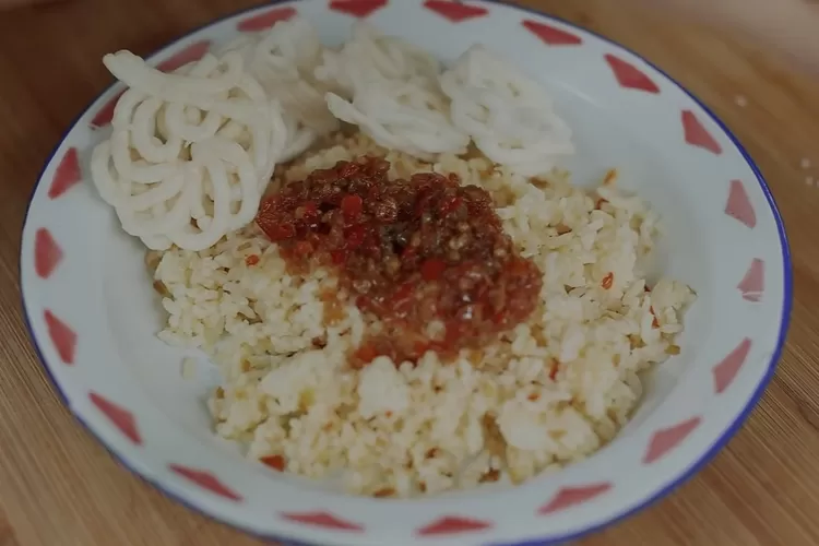 Cemilan Kerupuk Menjadi Teman Makan Nasi Yang Enak