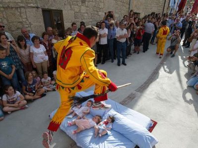 Uniknya Festival Spanyol Yaitu Sebuah Baby Jumping