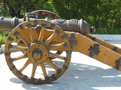 Senjata Artileri Tua Yaitu Sebuah Meriam