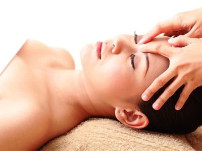 Pijat Tradisional Pada Wajah Menggunakan Teknik Totok