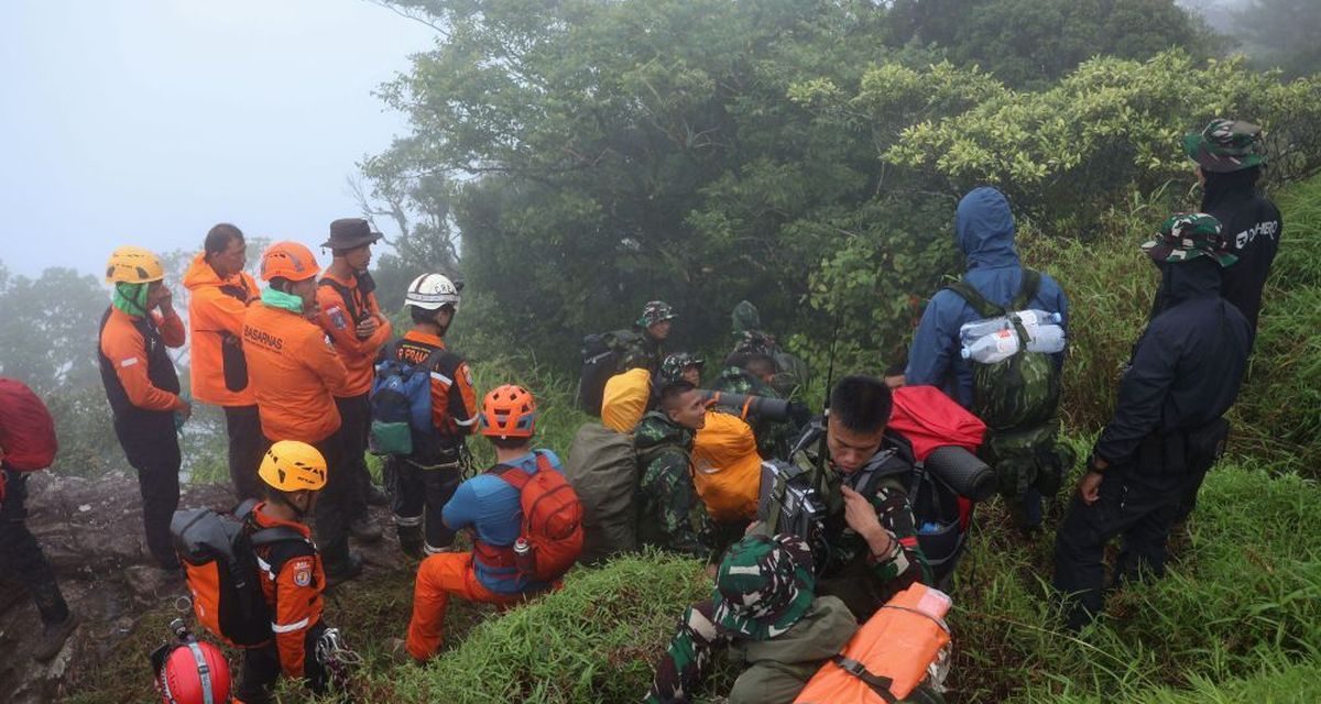 Update Pesawat Jatuh: Tim SAR Evakuasi 6 Jenazah