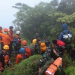 Update Pesawat Jatuh: Tim SAR Evakuasi 6 Jenazah