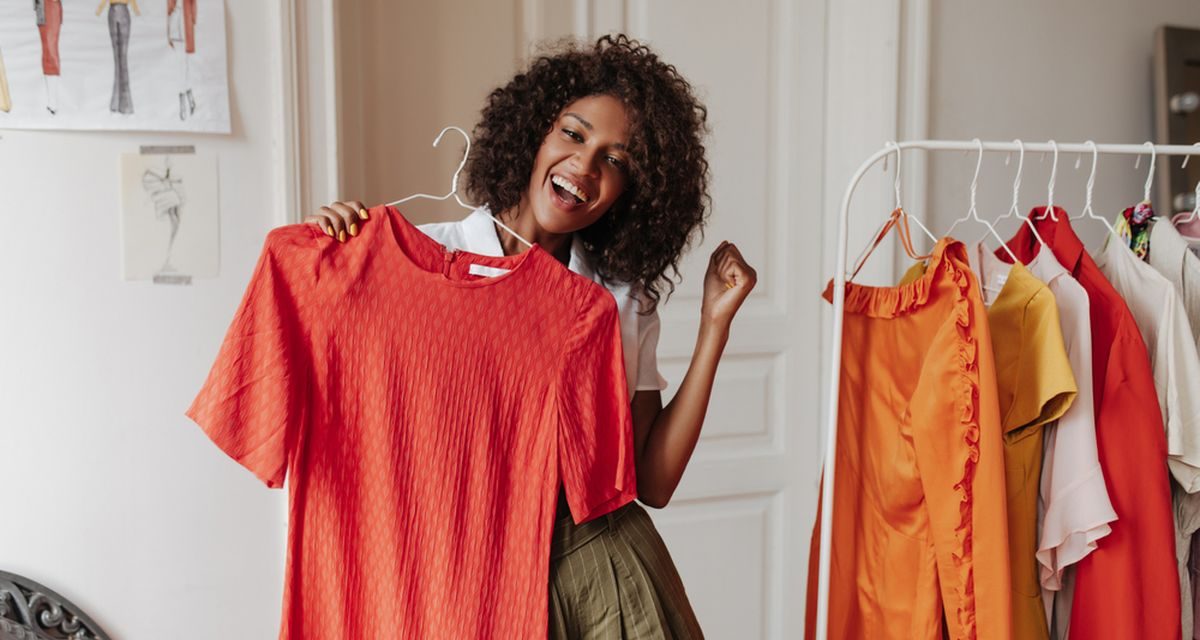 Gak Perlu Insecure! Ini Pilihan Warna Baju Terbaik Buat Kulit Gelap