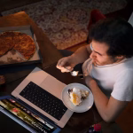 Bahaya Tersembunyi Sering Makan Malam-Malam