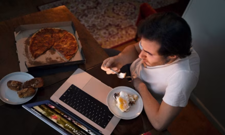 Bahaya Tersembunyi Sering Makan Malam-Malam