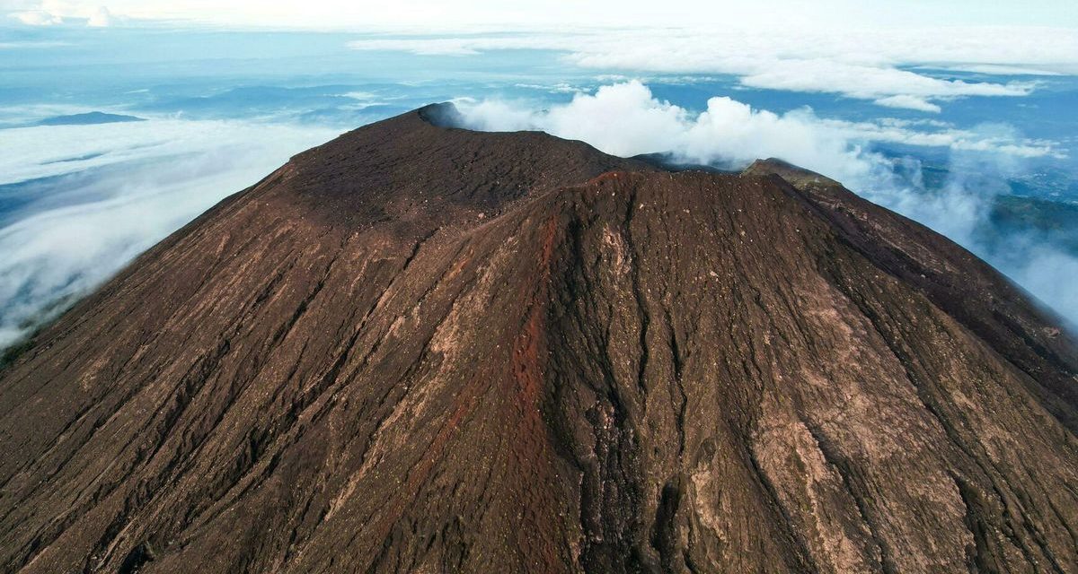 Menjelajah Keindahan Kaki Gunung Slamet